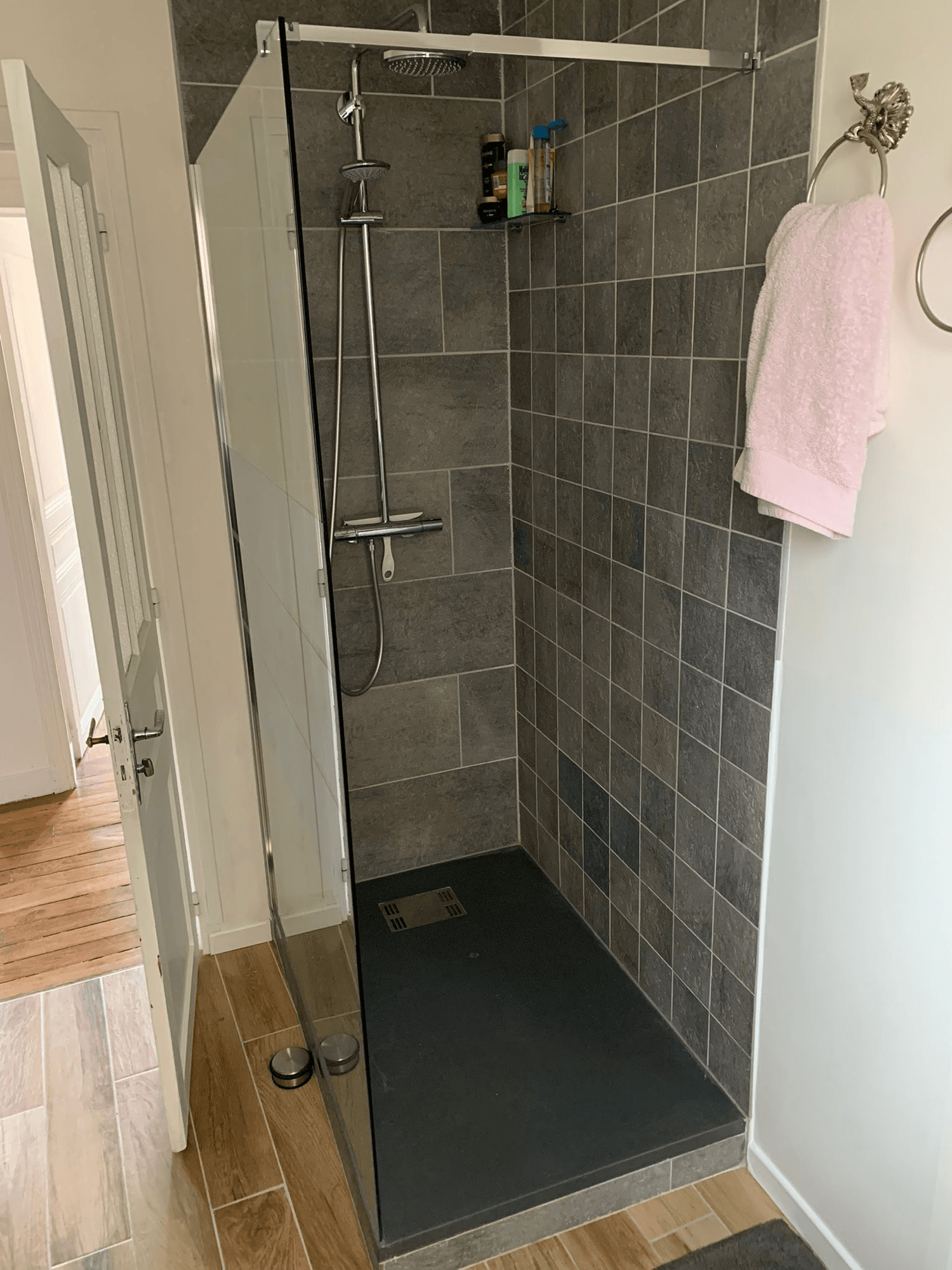 Douche italienne avec carrelage gris foncé