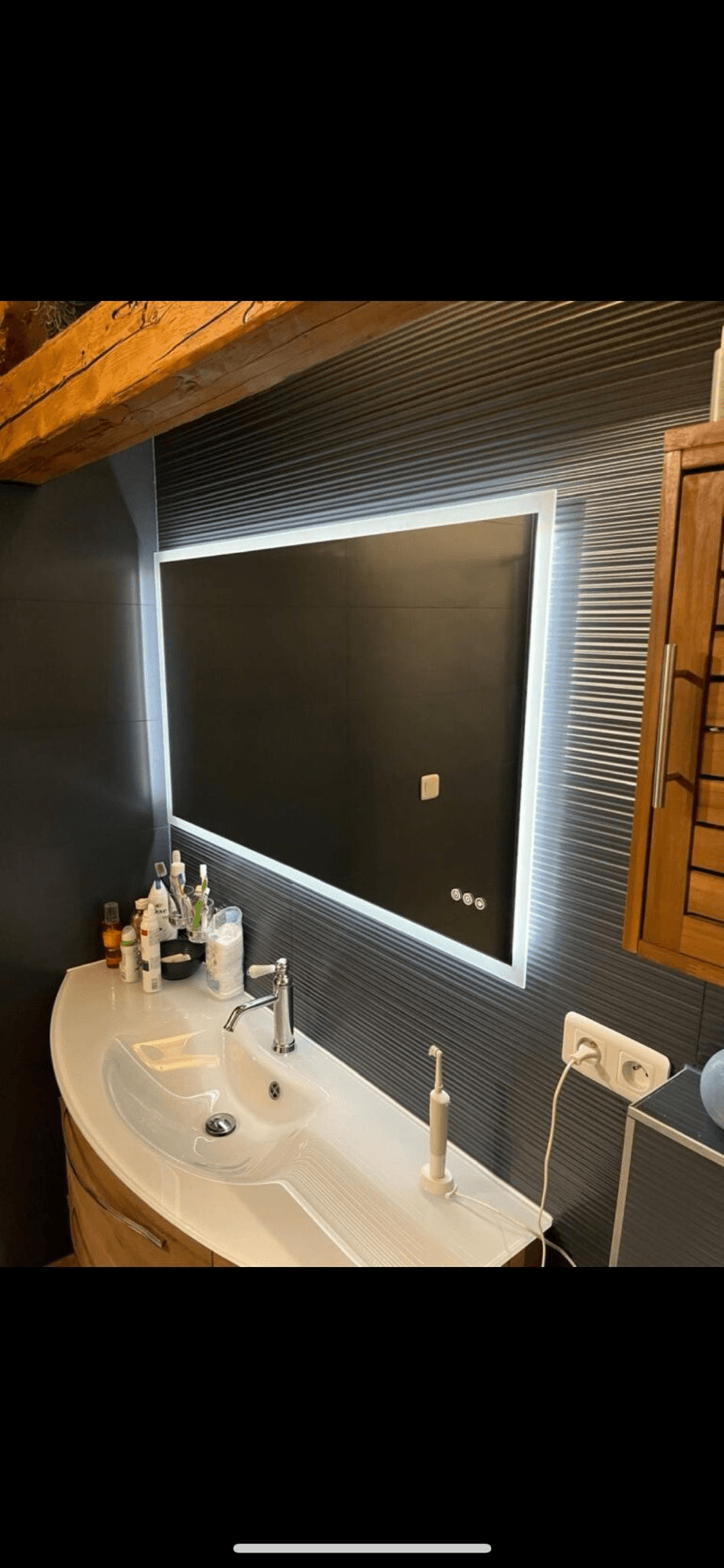 Vasque et miroir LED installés